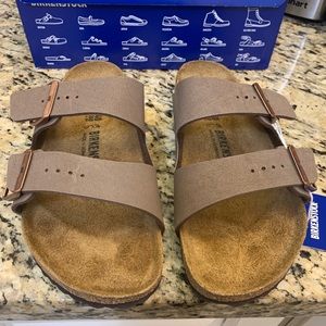 Birkenstock Arizona size 40, women’s 9 men’s 7.  Color is Mocca.